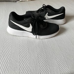Nike Tanjun Sneakers Size 9